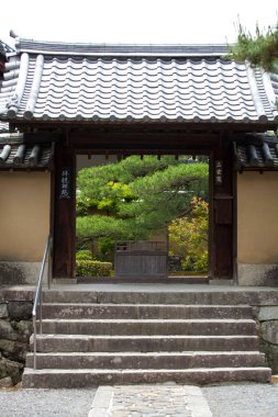 Yeşil ağaçlı ve geleneksel Japon mimarisi olan güzel Japon bahçesi manzarası