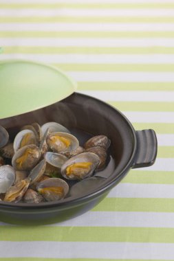 Cooking clams in black pot