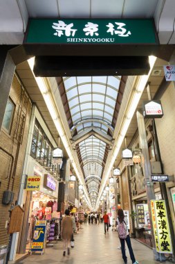 Alışveriş merkezinin modern iç görünümü