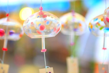 Geleneksel Japon cam çanlarının yakın çekim görüntüsü                                   