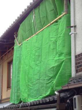 İnşaat halindeki yeşil muşamba bina