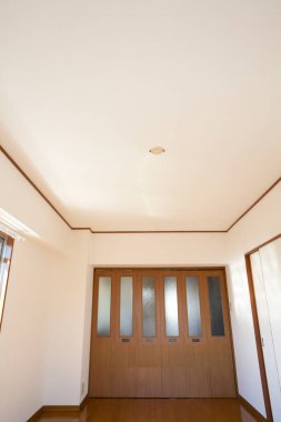 İçerisi küçük boş bir daire. Minimalist tasarım