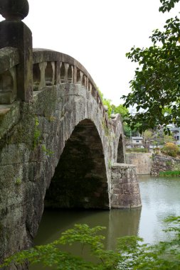 Çin bahçesindeki güzel taş köprü 