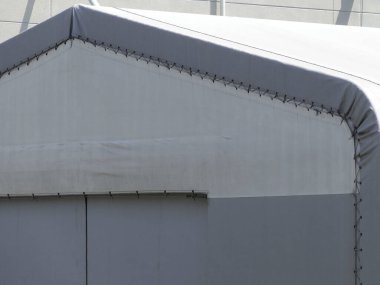 Yakın plan, gri endüstriyel çadır yapısını kumaş kaplı gösteriyor.