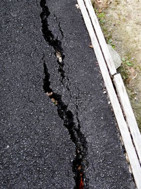 Yoldaki kırık asfalt manzarasını kapat 