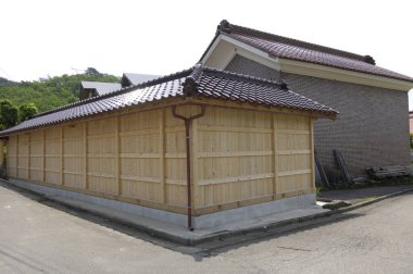 Güzel antik Japon binasının manzaralı görüntüsü.