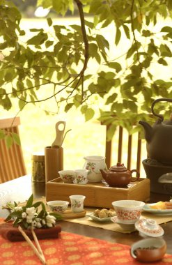 Küçük masada servis edilen romatik çay seti..