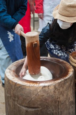 İnsanlar dışarıda geleneksel Japon mochi 'si yapıyorlar.