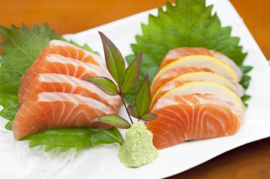 Japon mutfağı. Lokanta tabağında soğuk sashimi 