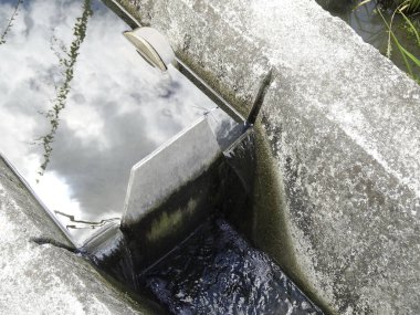 Asya şehir parkındaki küçük fıskiyenin gündüz manzarası