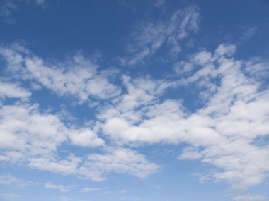 Beyaz bulutlu mavi gökyüzü doğal arkaplan 