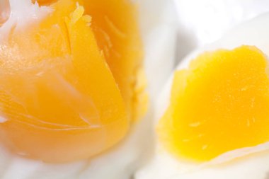 Beyaz tabakta kaynamış yumurta manzarası 