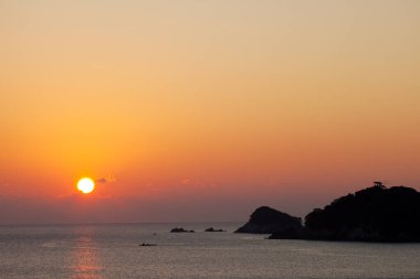 Deniz manzaralı güzel gün batımı 