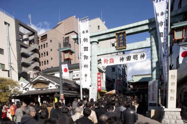 Tokyo, Japonya 'da insanlar cadde boyunca yürüyor.