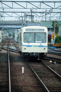 Tren istasyondaki tren raylarında ilerliyor.