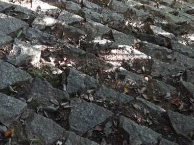 Taş dokusu arkaplanı, yakın plan - parktaki eski taş basamakların görüntüsü