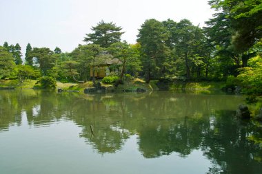 Göl manzaralı doğa parkı. 