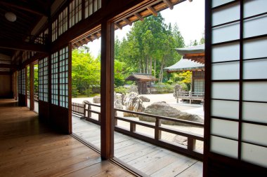 Gün boyunca Japonya 'da geleneksel ahşap bir odadan Zen bahçesinin huzurlu manzarası