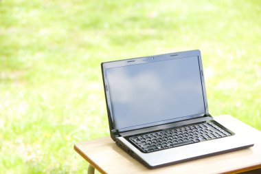 Laptopu yeşil alandaki açık masada kapat.