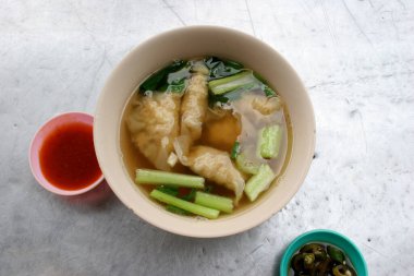 Masa başı görüntüde Asya yemeği