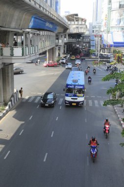 Bangkok, Tayland 'daki Central Road' da şehir trafiği. Bangkok Caddesi 'nde Gündüz Arabalar Taşınıyor
