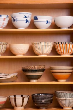 Raflarda seramik kaseler