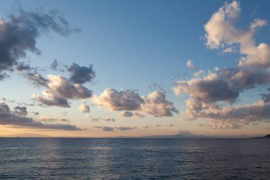 Güzel gün batımı gökyüzü ve deniz manzarası  