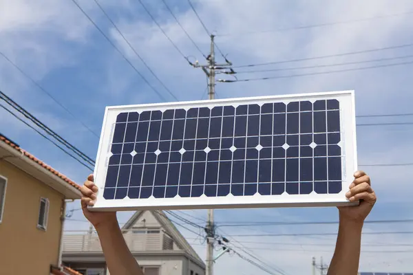 Ręce Trzymające Panel Energii Słonecznej Nad Błękitnym Niebem — Zdjęcie stockowe