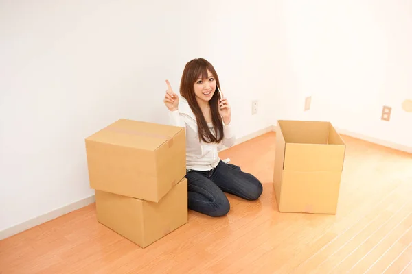 Retrato Hermosa Joven Asiática Mujer Moviéndose Nuevo Apartamento Hablando Por — Foto de Stock