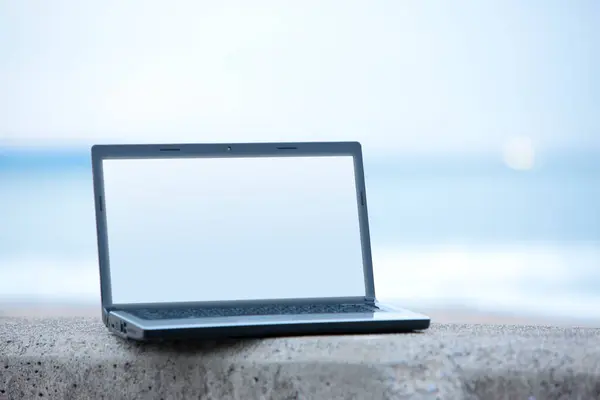 Закрыть Ноутбук Пляже Время Заката — стоковое фото