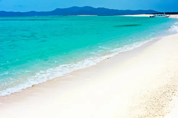 砂浜の海岸と青空の美しい景色 — ストック写真