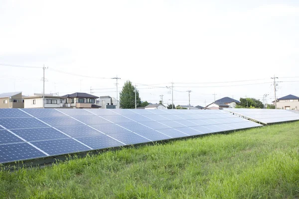 緑の草の太陽電池パネル — ストック写真