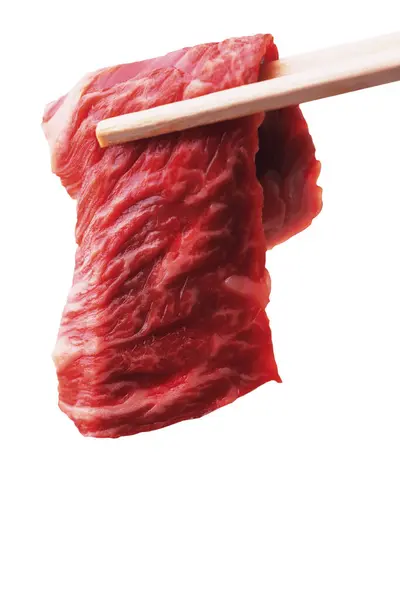 Vista Close Pauzinhos Com Carne Cortada Para Churrasco Estilo Japonês — Fotografia de Stock