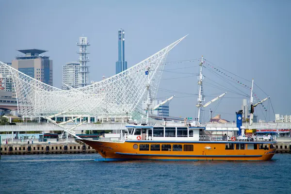 Güneşli bir günde limandaki gemi.