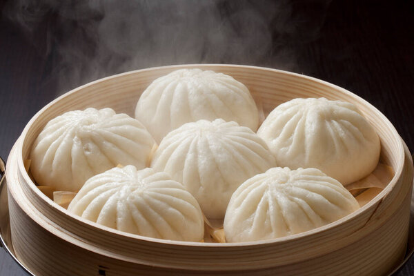 вкусный китайский дим-сам пельмени в бамбуковом пароходе