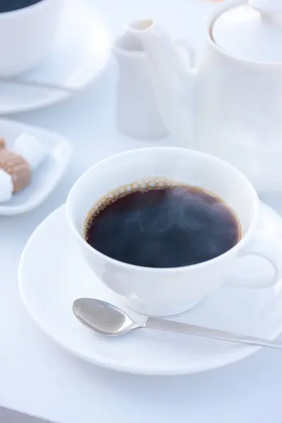 Morgenkaffee Mit Zucker Und Bonbons Auf Dem Tisch — Stockfoto