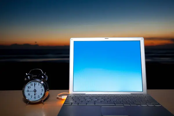 Laptop Ένα Ρολόι Στο Φόντο Νυχτερινό Ουρανό — Φωτογραφία Αρχείου