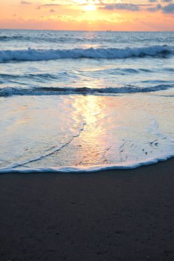 Güzel deniz manzarası ve alacakaranlıkta dalgalar       