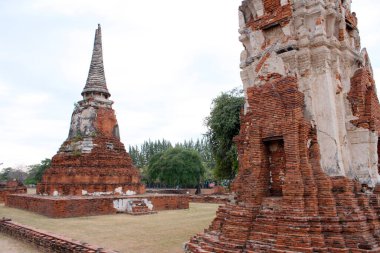 Terk edilmiş ve yıkılmış tuğla tapınak, Wat Maha That, Ayutthaya bölgesi, Tayland.