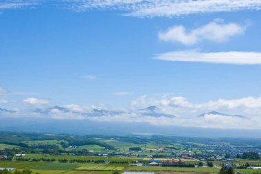 Arkasında bir dağ olan güzel bir manzara.