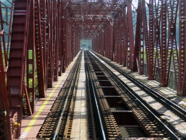 Nehrin üzerindeki endüstriyel demir yolu köprüsü