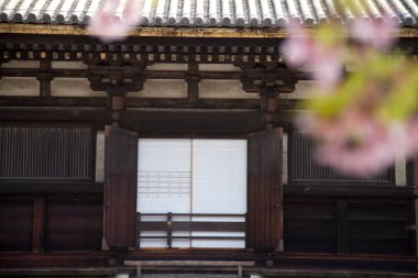 Güzel antik Japon tapınağının manzaralı görüntüsü.