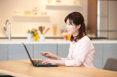 Dizüstü bilgisayar kullanan genç kadın