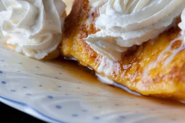 Kremalı tatlı krep, lezzetli tatlı. 