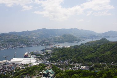 Nagasaki Şehri, Nagasaki Bölgesi, Japonya 'daki Inasa Dağı (Inasayama) panoramik manzarası. 