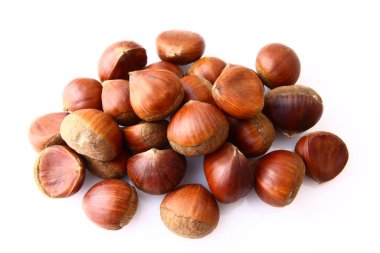 Kabuktaki çiğ fındık görüntüsünü kapat