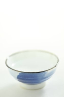 Beyaz arka plan üzerinde boş mavi kase