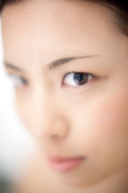 Güzel bir kadının yüzüne yaklaş. 