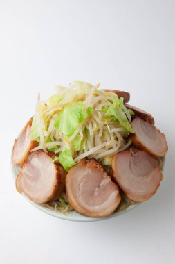 Japon mutfağı. Kızarmış domuz ve yeşil salata. 