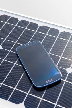 Güneş panelleri olan akıllı telefon 